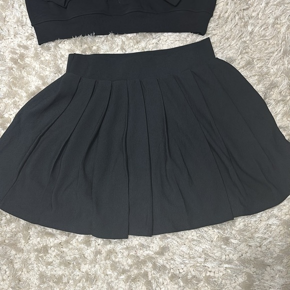 Sweatshirt and Pleated Skirt Set - Picture 4 of 6